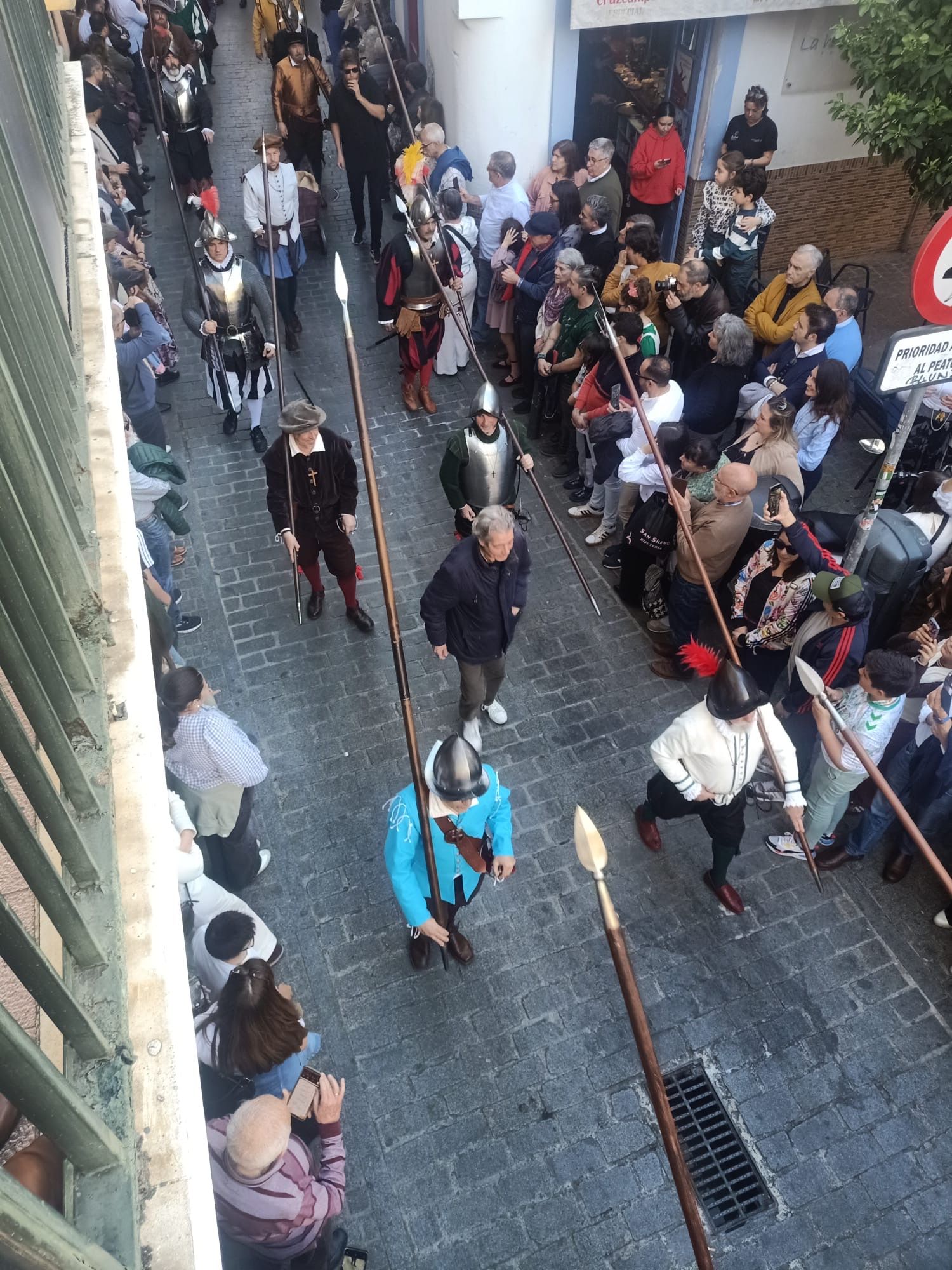 Carlos V e Isabel de Portugal reviven su entrada en Sevilla 500 años después con un desfile sin precedentes - Gastronomía y Moda