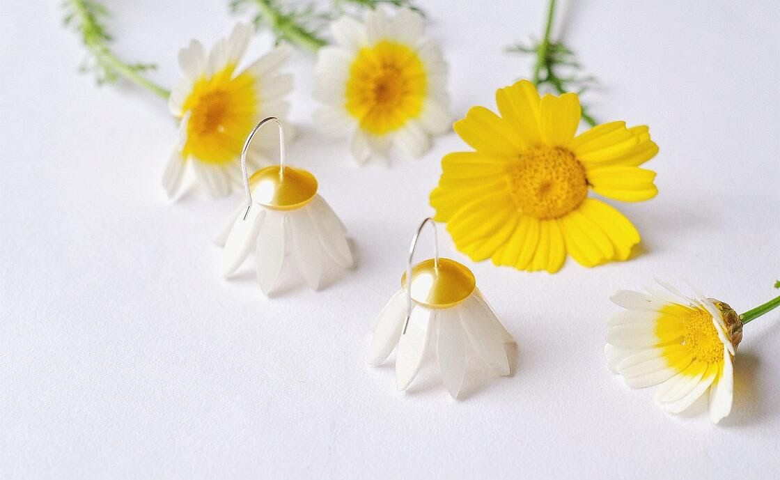 Las joyas vienen cargadas de pétalos y sí, son la mejor alternativa para darle un toque a tu outfit si te niegas a vestir con estampados este otoño - Gastronomía y Moda