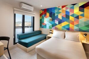 El nuevo hotel gigante que revoluciona Madrid con 680 habitaciones y un restaurante de alta gastronomía - Gastronomía y Moda