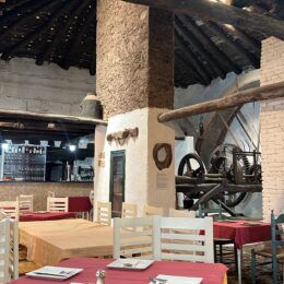 La influencer Lola Martín descubre el restaurante escondido en la Sierra de Aracena y Picos de Aroche que está conquistando a los amantes de la cocina tradicional - Gastronomía y Moda