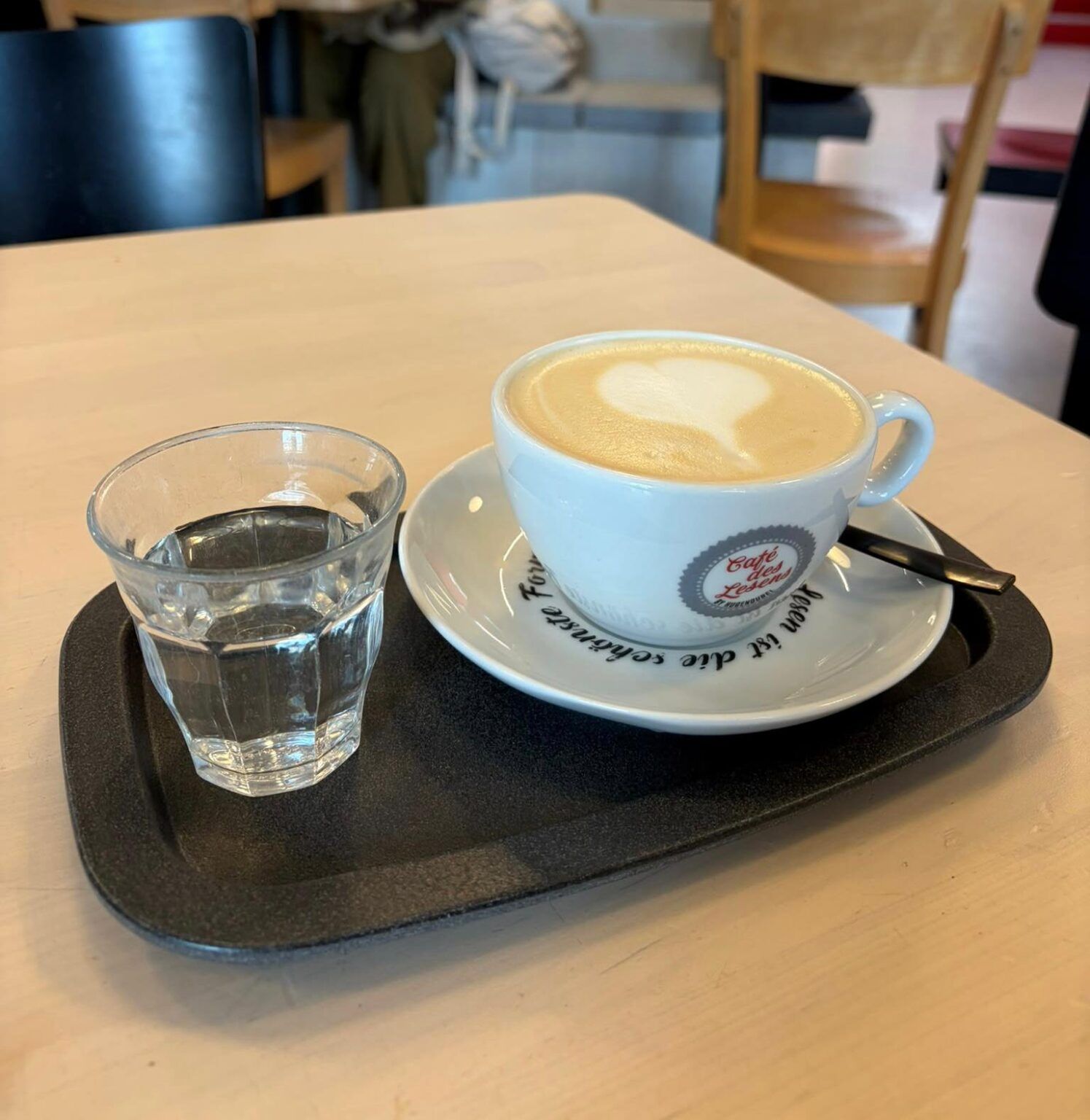 Tomarse un café entre libros en Múnich: nuestra experiencia en el Café des Lesens de Hugendubel - Gastronomía y Moda