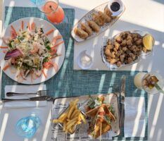 Desayunos, almuerzos y cenas con vistas privilegiadas al Mediterráneo en Fergus Style Carema Beach - Gastronomía y Moda