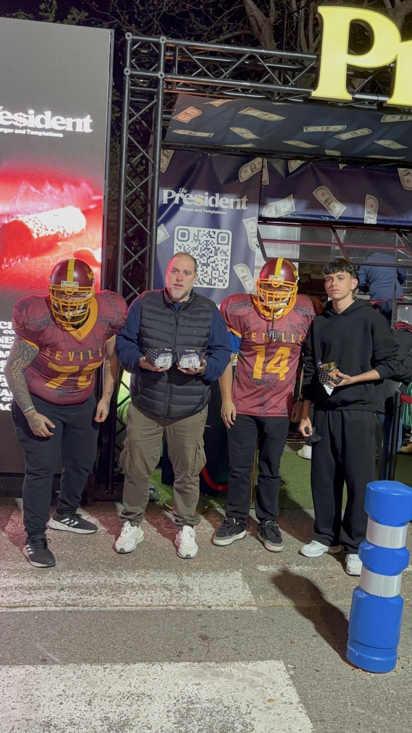 Sevilla Linces Football se rinde a The President en The Champions Burger y la sitúa como la gran favorita del evento - Gastronomía y Moda