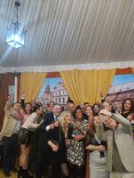 Las sevillanas dedicadas a Carlos Herrera triunfan en el Real de la Feria de Sevilla 2025 - Gastronomía y Moda