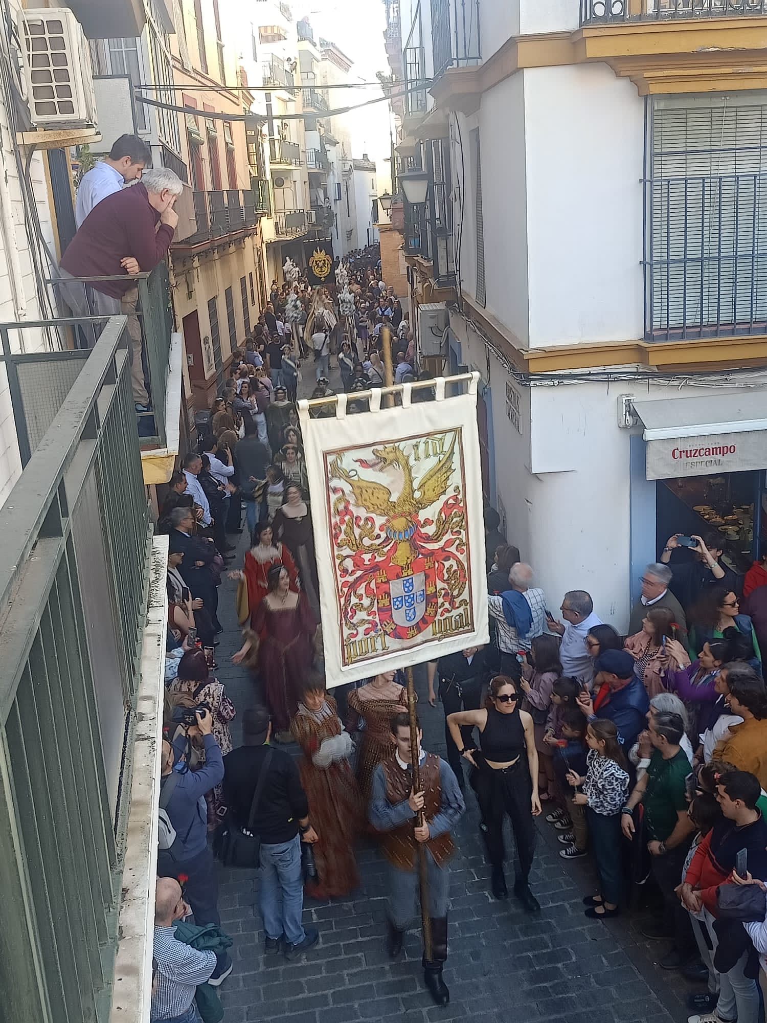 Carlos V e Isabel de Portugal reviven su entrada en Sevilla 500 años después con un desfile sin precedentes - Gastronomía y Moda