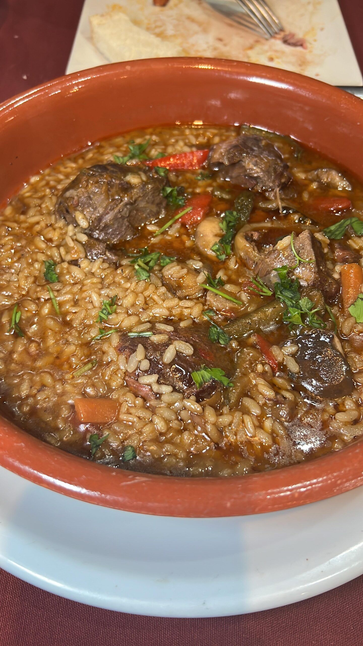 La influencer Lola Martín descubre el restaurante escondido en la Sierra de Aracena y Picos de Aroche que está conquistando a los amantes de la cocina tradicional - Gastronomía y Moda