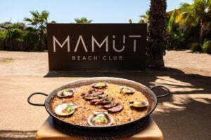 La temporada de calçots se vive al aire libre en Mamut Beach Club con una experiencia gastronómica pensada para el invierno - Gastronomía y Moda