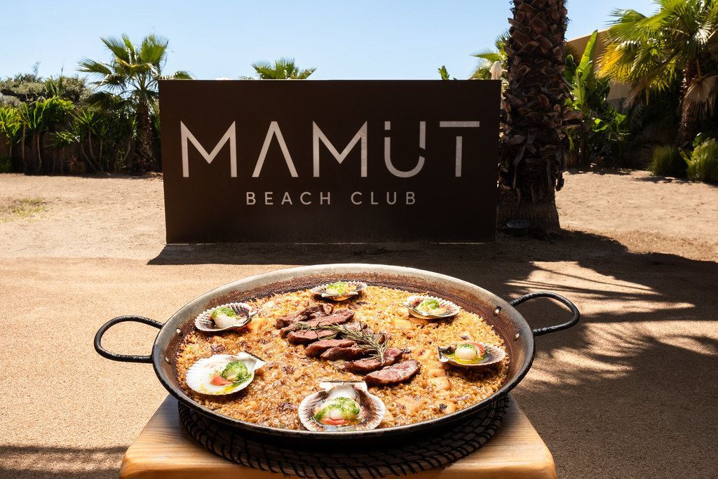 La temporada de calçots se vive al aire libre en Mamut Beach Club con una experiencia gastronómica pensada para el invierno - Gastronomía y Moda