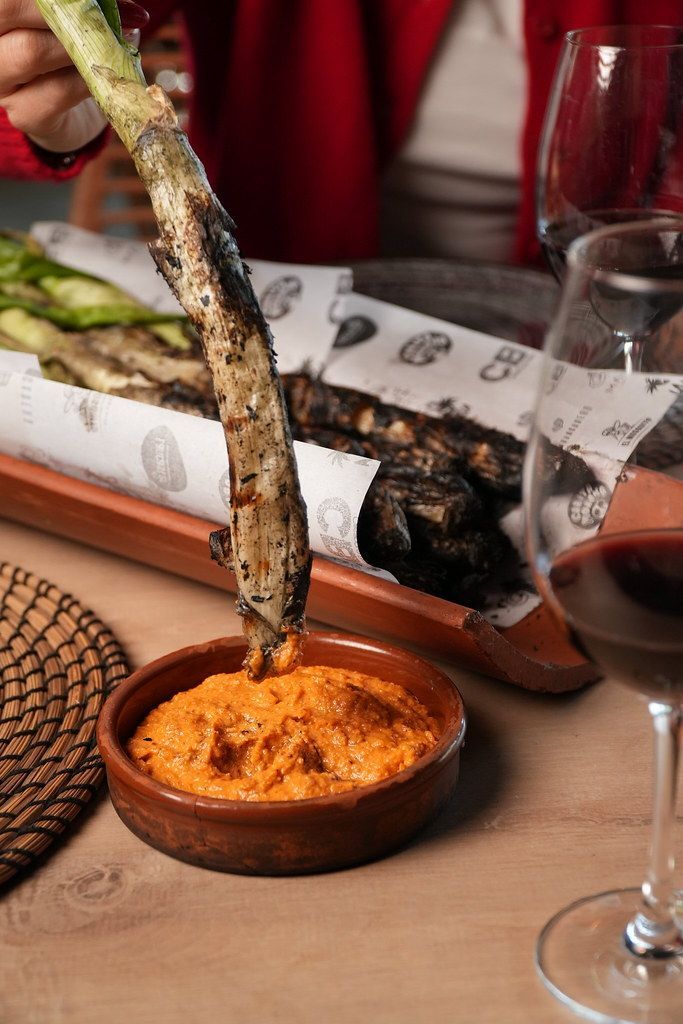 La temporada de calçots se vive al aire libre en Mamut Beach Club con una experiencia gastronómica pensada para el invierno - Gastronomía y Moda