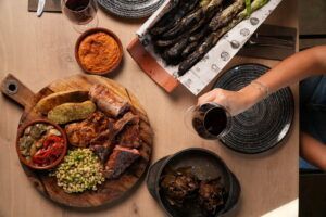 La temporada de calçots se vive al aire libre en Mamut Beach Club con una experiencia gastronómica pensada para el invierno - Gastronomía y Moda