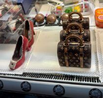 Pasteles de moda: los sorprendentes zapatos y bolsos de chocolate de Panadería José Antonio en el corazón de Murcia - Gastronomía y Moda