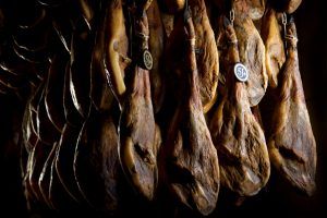 Descubre el corazón de Cinco Jotas sin salir de casa: un viaje virtual a La Dehesa y la Bodega de Jabugo - Gastronomía y Moda