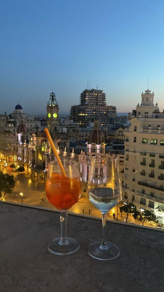Atenea Sky Bar, donde se disfrutan los atardeceres más mágicos de Valencia Atenea Sky Bar, donde se disfrutan los atardeceres más mágicos de Valencia - Gastronomía y Moda