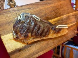 La influencer Ana Isabel Pareja descubre el asador que está conquistando Sevilla con sus carnes a la brasa - Gastronomía y Moda