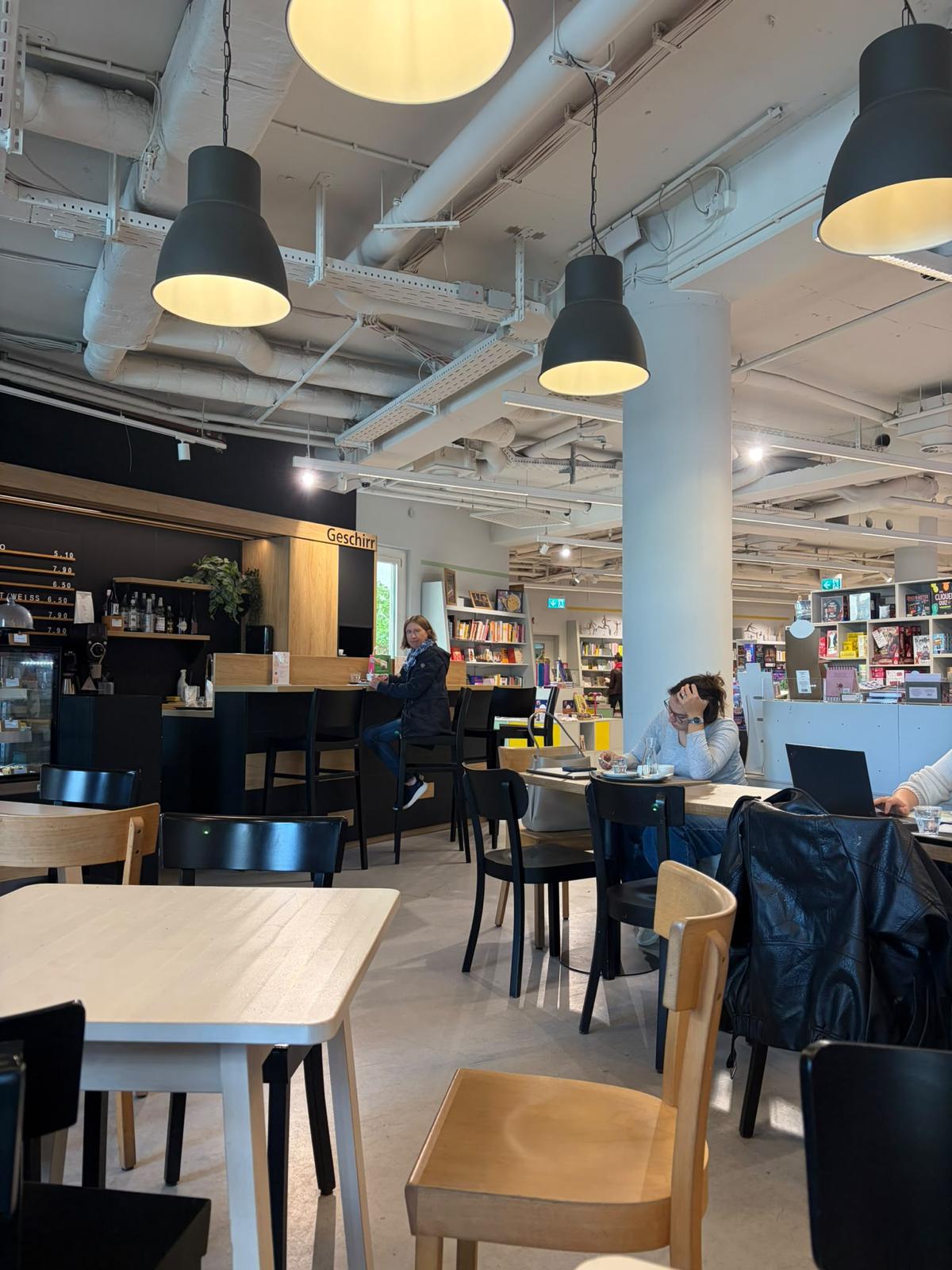 Tomarse un café entre libros en Múnich: nuestra experiencia en el Café des Lesens de Hugendubel - Gastronomía y Moda