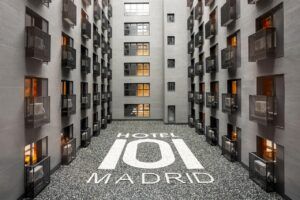 El nuevo hotel gigante que revoluciona Madrid con 680 habitaciones y un restaurante de alta gastronomía - Gastronomía y Moda