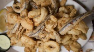 El descubrimiento del verano en Málaga: pescaito frito y espetos en La Más Fría - Gastronomía y Moda