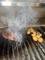 Lola Martín González descubre un asador imprescindible junto al Puente de Triana - Gastronomía y Moda