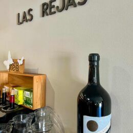 El restaurante de Bolonia que conquista Cádiz con croquetas de choco y un arroz meloso de carabineros frente al paraíso - Gastronomía y Moda