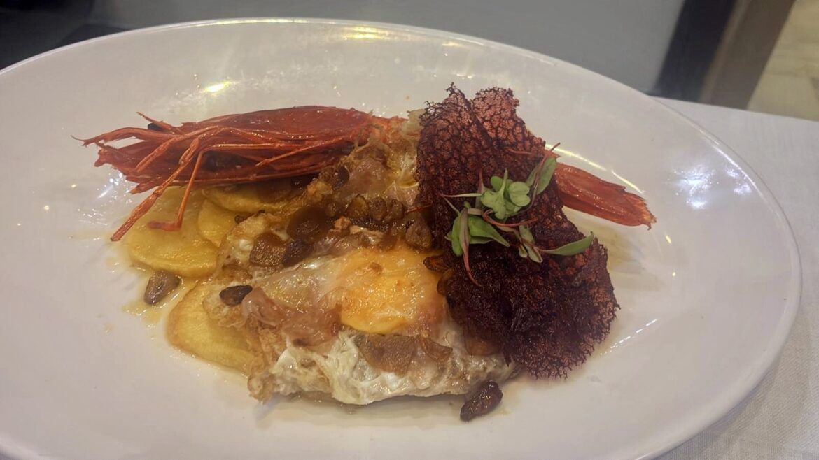 Carabinero al ajillo con papada ibérica y huevo frito: el bocado que sorprende en Becerrita Carabinero al ajillo con papada ibérica y huevo frito: el bocado que sorprende en Becerrita - Gastronomía y Moda