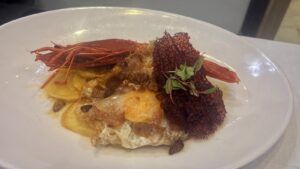 Carabinero al ajillo con papada ibérica y huevo frito: el bocado que sorprende en Becerrita - Gastronomía y Moda