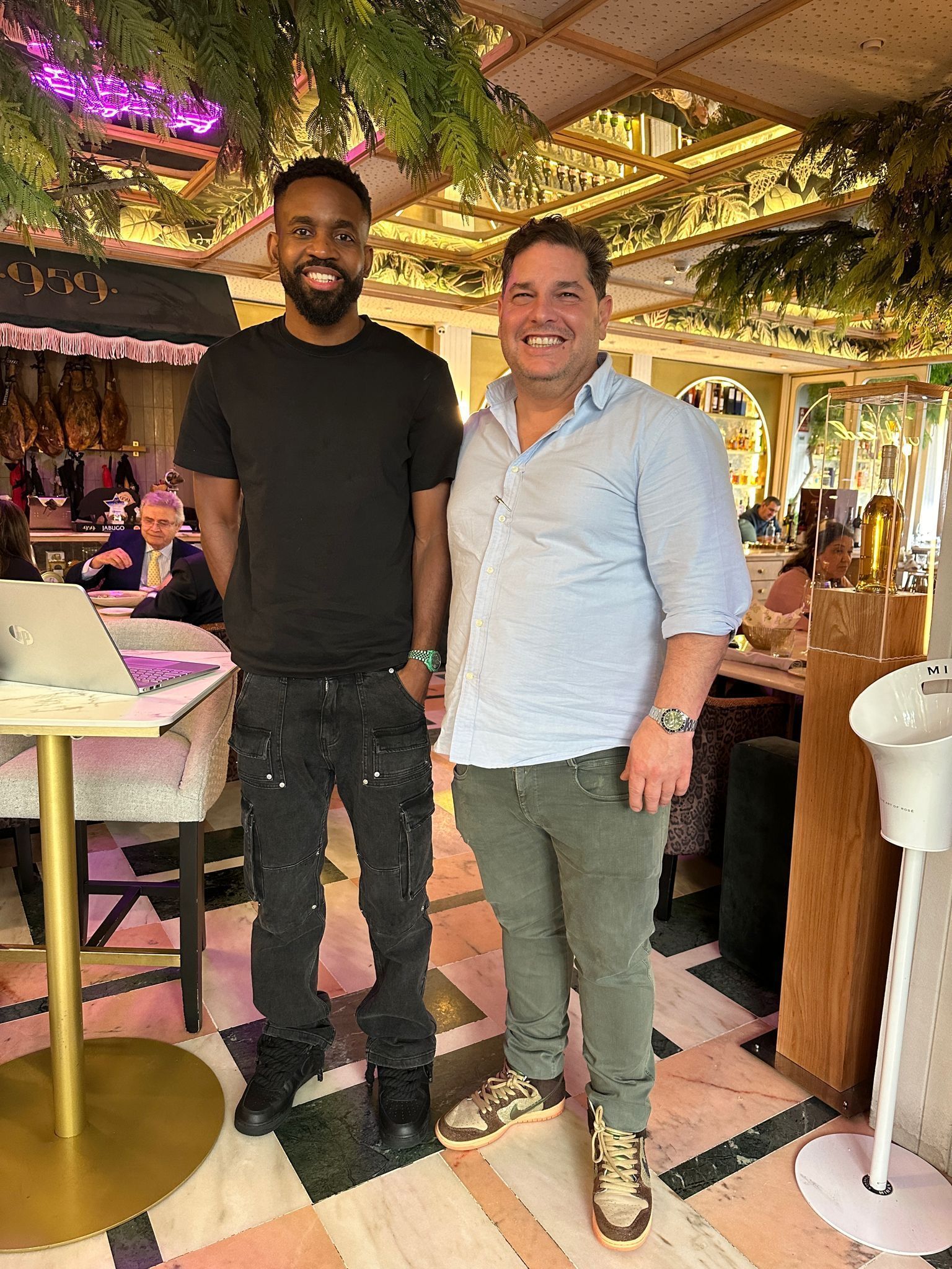 Cédric Bakambu disfruta de lo mejor del restaurante Los Baltazares - Gastronomía y Moda