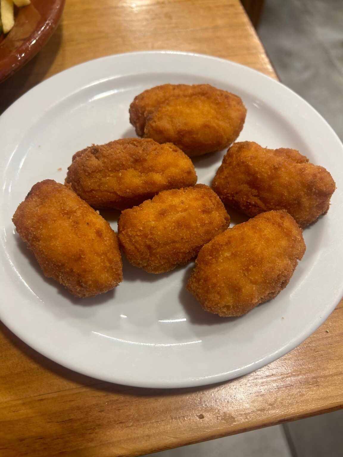 Hoy celebramos el Día Internacional de la Croqueta, el bocado que nunca falla Si estas en Málaga, a Mesón Donde Carlos debes ir - Gastronomía y Moda