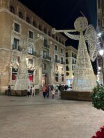 Dos angelotes gigantes de más de 8 metros de altura protagonizarán el encendido de luces de Murcia en la plaza de Santo Domingo - Gastronomía y Moda