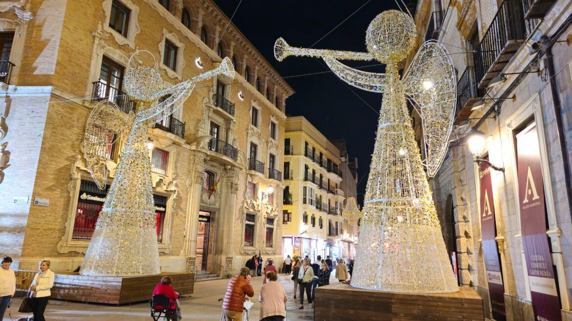 Dos angelotes gigantes de más de 8 metros de altura protagonizarán el encendido de luces de Murcia en la plaza de Santo Domingo - Gastronomía y Moda