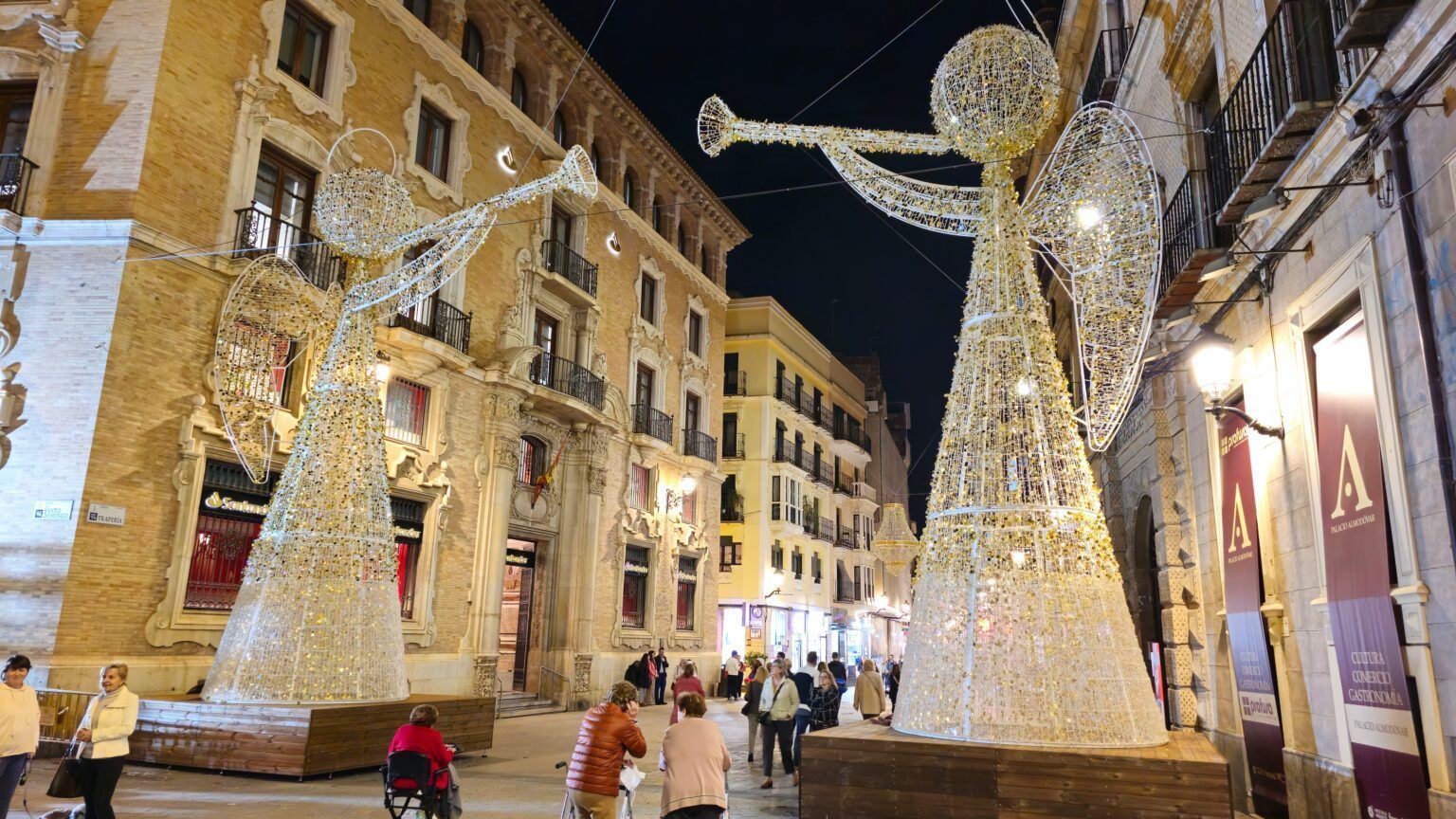 Dos angelotes gigantes de más de 8 metros de altura protagonizarán el encendido de luces de Murcia en la plaza de Santo Domingo - Gastronomía y Moda