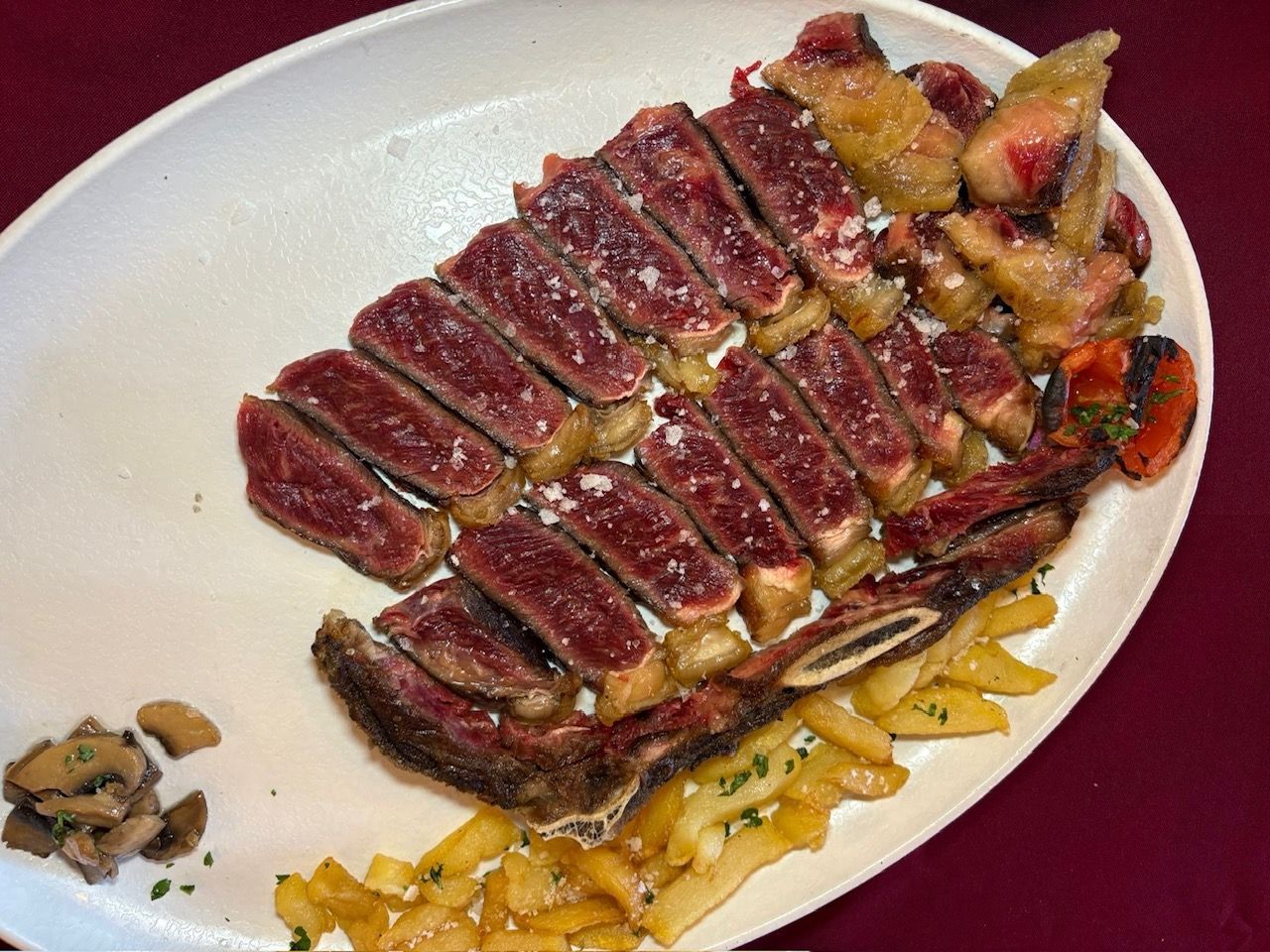 La influencer Ana Isabel Pareja descubre el asador que está conquistando Sevilla con sus carnes a la brasa - Gastronomía y Moda