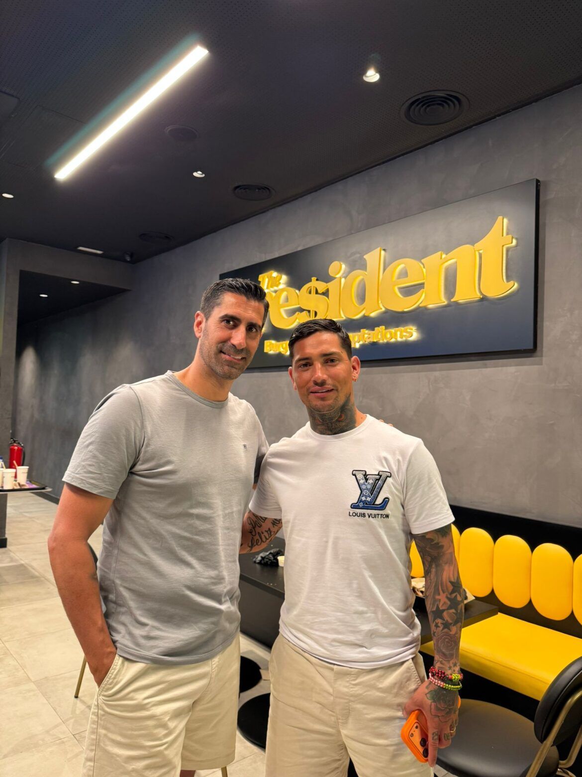 El futbolista Chimy Ávila visita The President y descubre una de las hamburgueserías más premiadas de Sevilla - Gastronomía y Moda