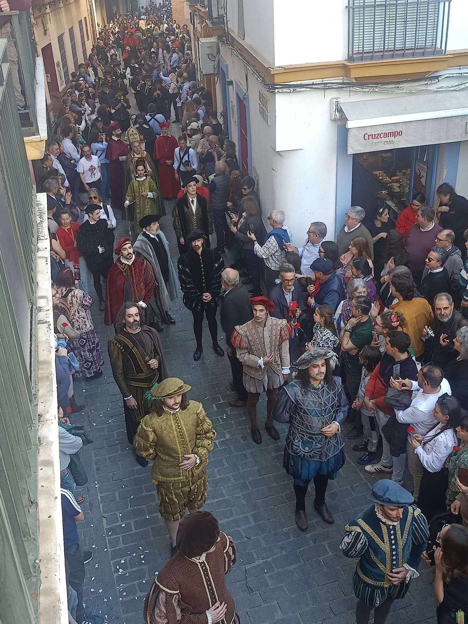 Carlos V e Isabel de Portugal reviven su entrada en Sevilla 500 años después con un desfile sin precedentes - Gastronomía y Moda