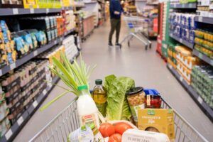 Los productos de marca propia representan más de la mitad de la cesta de la compra de los españoles - Gastronomía y Moda