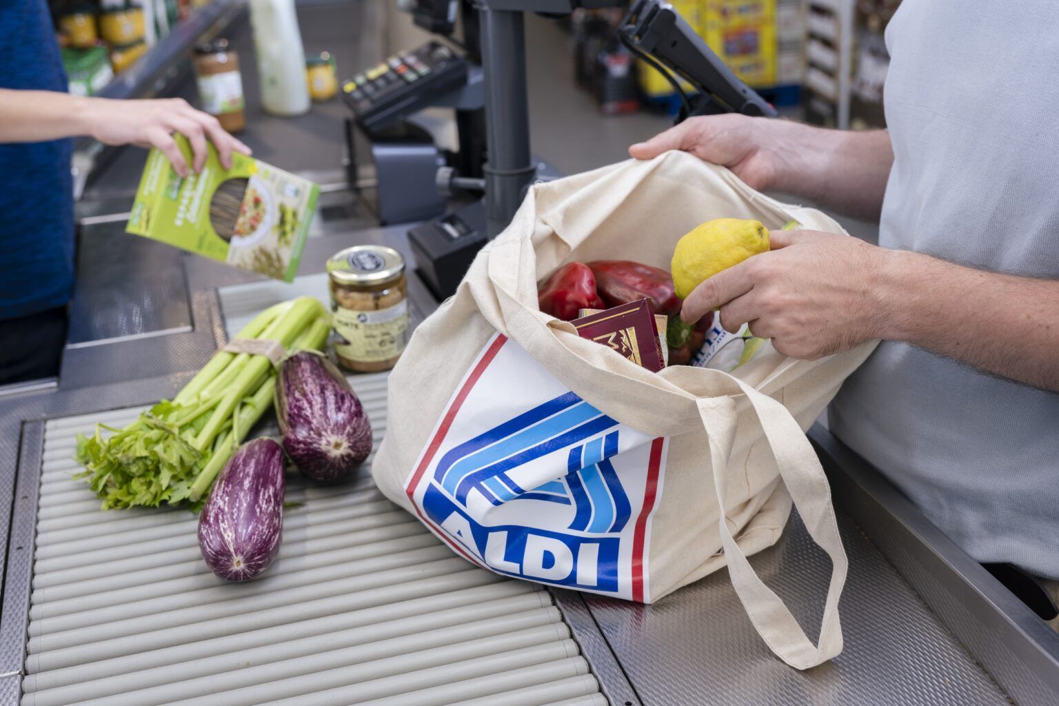 Los clientes de ALDI ahorran en Semana Santa con productos al 50% de descuento - Gastronomía y Moda