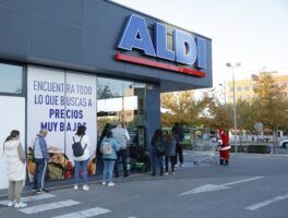 Papá Noel se suma a las colas por la nueva gama de juguetes navideños de ALDI - Gastronomía y Moda