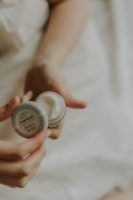 Hay una forma de aplicarte el contorno de ojos para mejorar sus efecto. Dos expertas te explican cómo hacerlo - Gastronomía y Moda