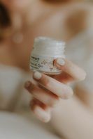 Hay una forma de aplicarte el contorno de ojos para mejorar sus efecto. Dos expertas te explican cómo hacerlo - Gastronomía y Moda