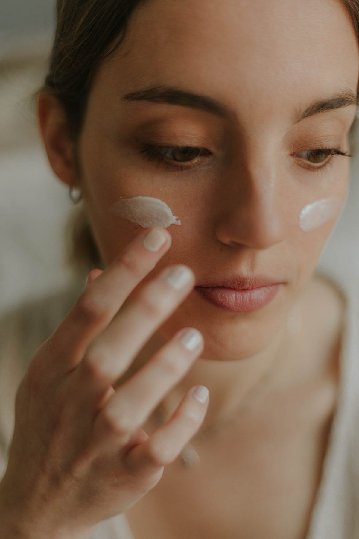 Hay una forma de aplicarte el contorno de ojos para mejorar sus efecto. Dos expertas te explican cómo hacerlo - Gastronomía y Moda