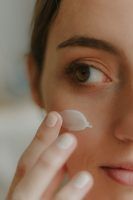 Hay una forma de aplicarte el contorno de ojos para mejorar sus efecto. Dos expertas te explican cómo hacerlo - Gastronomía y Moda