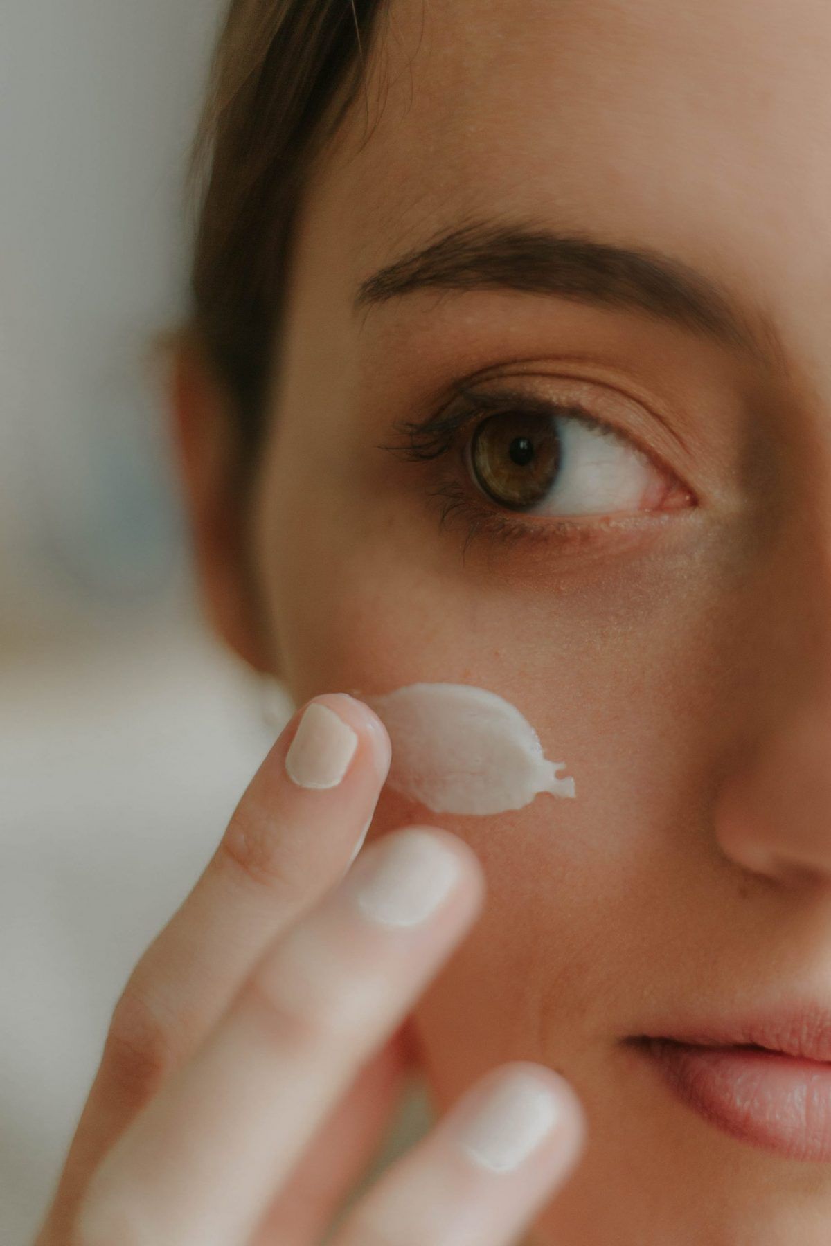 Hay una forma de aplicarte el contorno de ojos para mejorar sus efecto. Dos expertas te explican cómo hacerlo - Gastronomía y Moda
