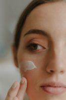 Hay una forma de aplicarte el contorno de ojos para mejorar sus efecto. Dos expertas te explican cómo hacerlo - Gastronomía y Moda