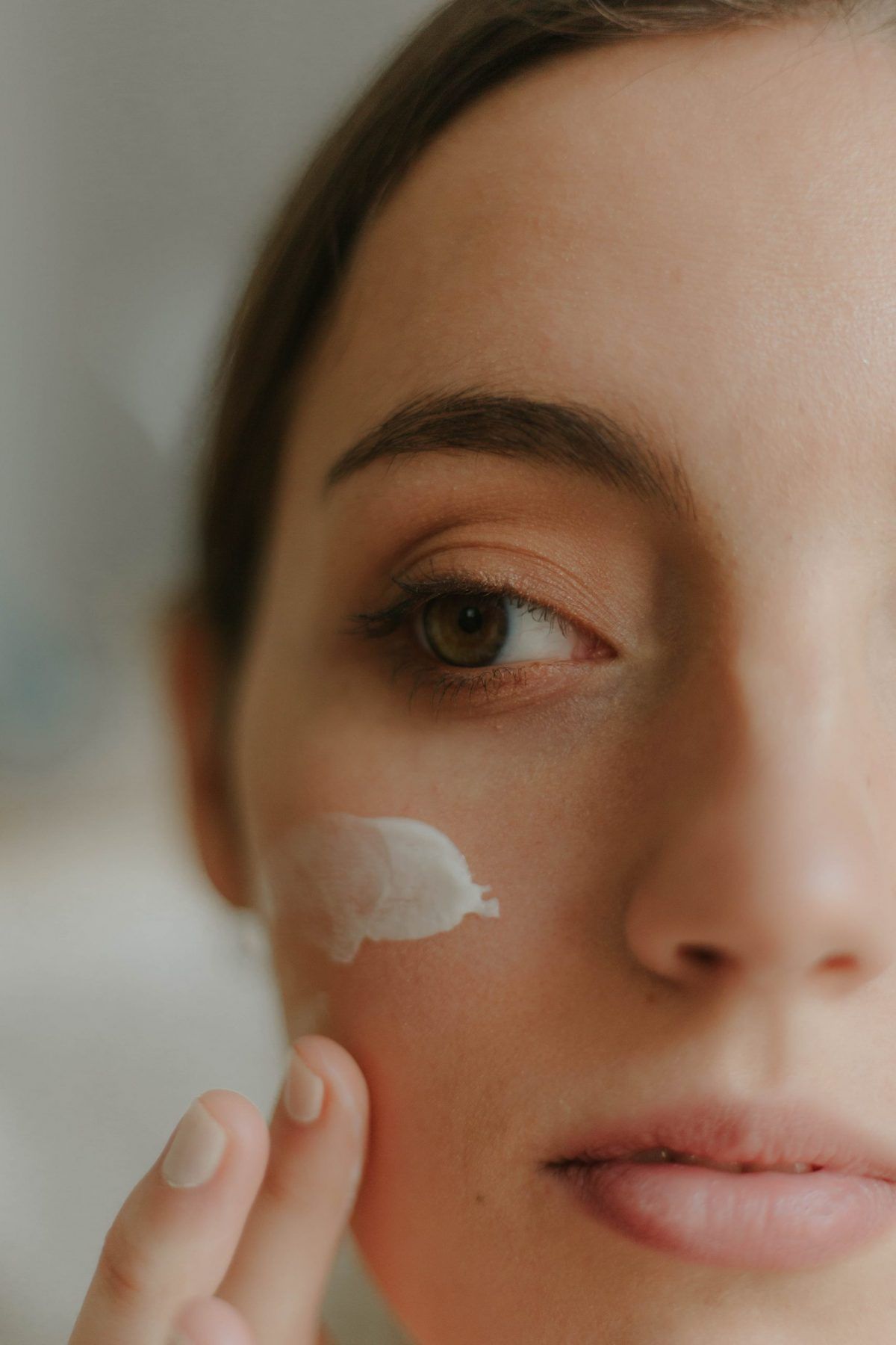 Hay una forma de aplicarte el contorno de ojos para mejorar sus efecto. Dos expertas te explican cómo hacerlo - Gastronomía y Moda