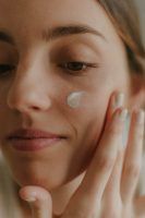 Hay una forma de aplicarte el contorno de ojos para mejorar sus efecto. Dos expertas te explican cómo hacerlo - Gastronomía y Moda