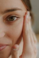 Hay una forma de aplicarte el contorno de ojos para mejorar sus efecto. Dos expertas te explican cómo hacerlo - Gastronomía y Moda