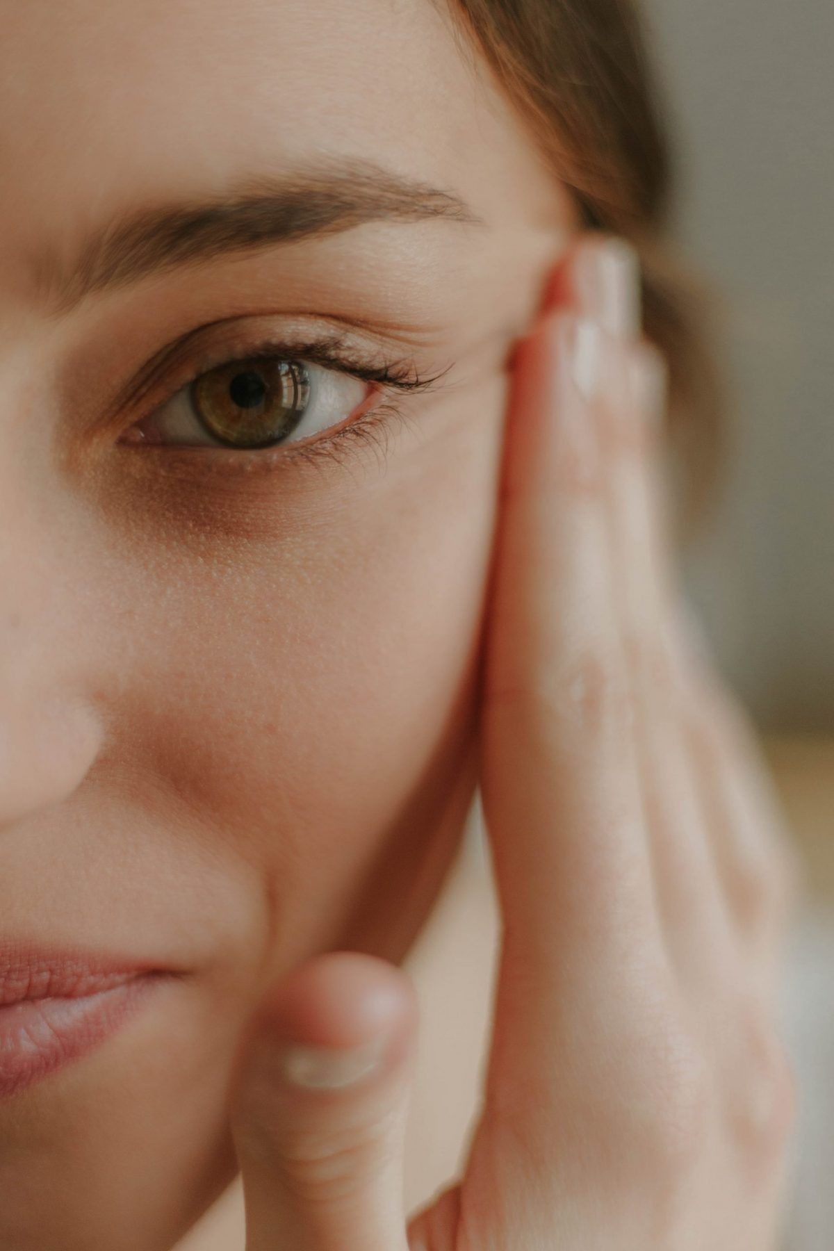 Hay una forma de aplicarte el contorno de ojos para mejorar sus efecto. Dos expertas te explican cómo hacerlo - Gastronomía y Moda