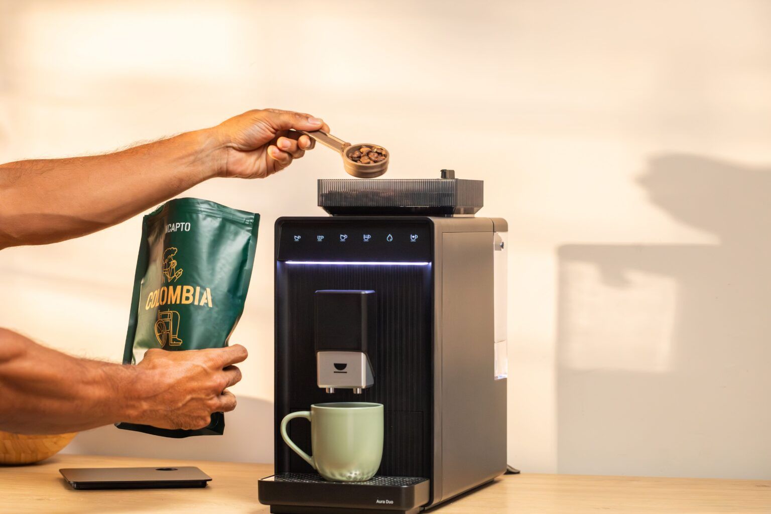 INCAPTO lanza Aura Duo, la cafetera que permite alternar dos cafés en grano con un solo clic - Gastronomía y Moda