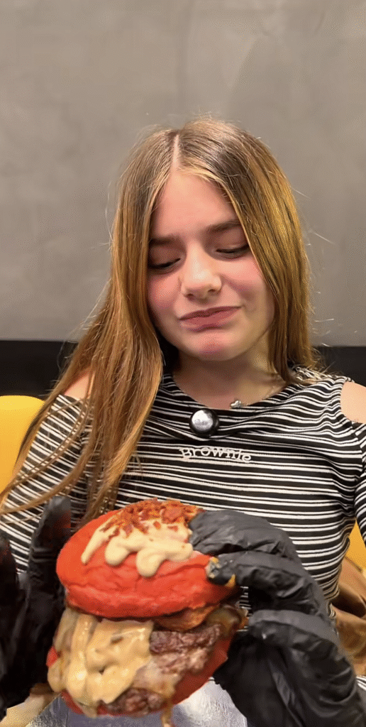 Alma Castelloo comparte en TikTok su visita a The President Burger, una de las hamburgueserías más comentadas de Sevilla Alma Castelloo comparte en TikTok su visita a The President Burger, una de las hamburgueserías más comentadas de Sevilla - Gastronomía y Moda