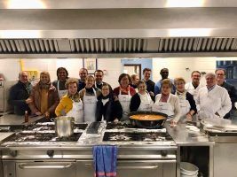 Álvaro Moreno ofrece un almuerzo solidario para 300 personas en el Comedor Social de las Hijas de la Caridad del Pumarejo - Gastronomía y Moda