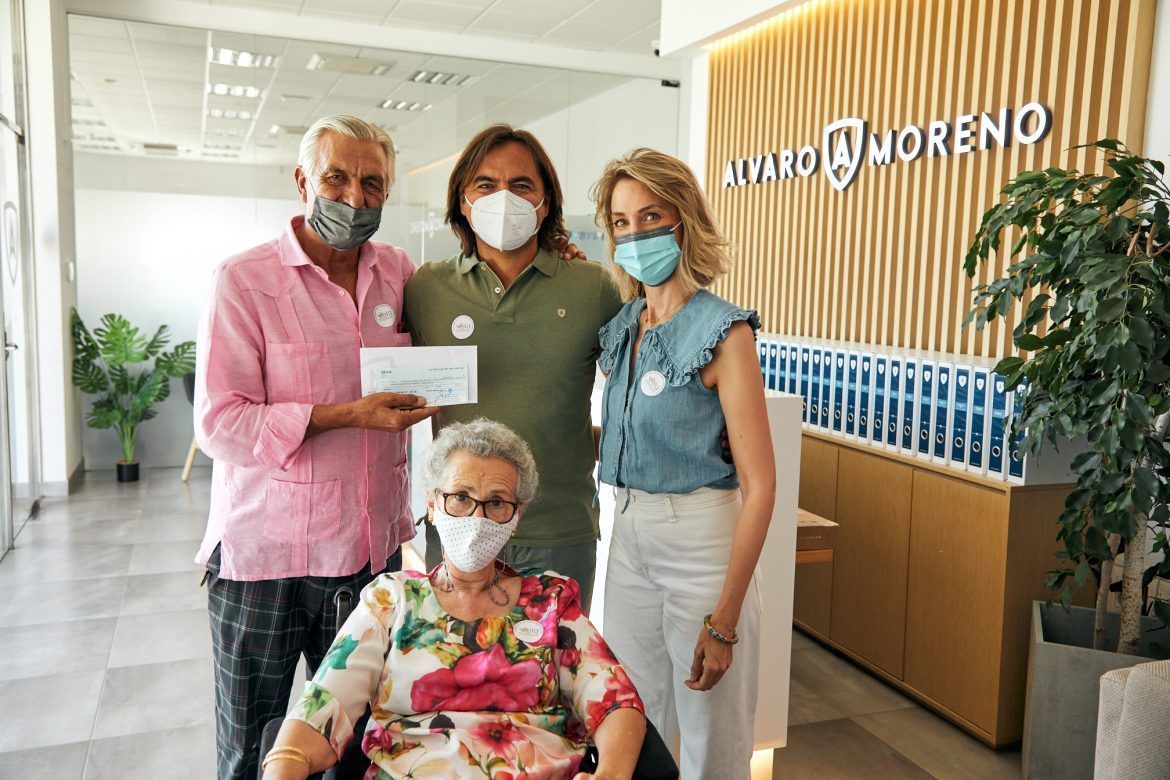 El “Día verde” de Álvaro Moreno hace posible una donación para la lucha contra la ELA El “Día verde” de Álvaro Moreno hace posible una donación para la lucha contra la ELA - Gastronomía y Moda